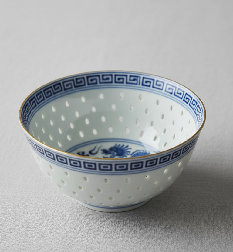 5 Chinese Jingdezhen porseleinen kommen met een rijstkorrelmotief en drakenversiering.