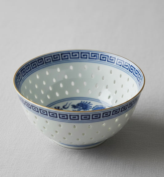 5 Chinese Jingdezhen porseleinen kommen met een rijstkorrelmotief en drakenversiering.