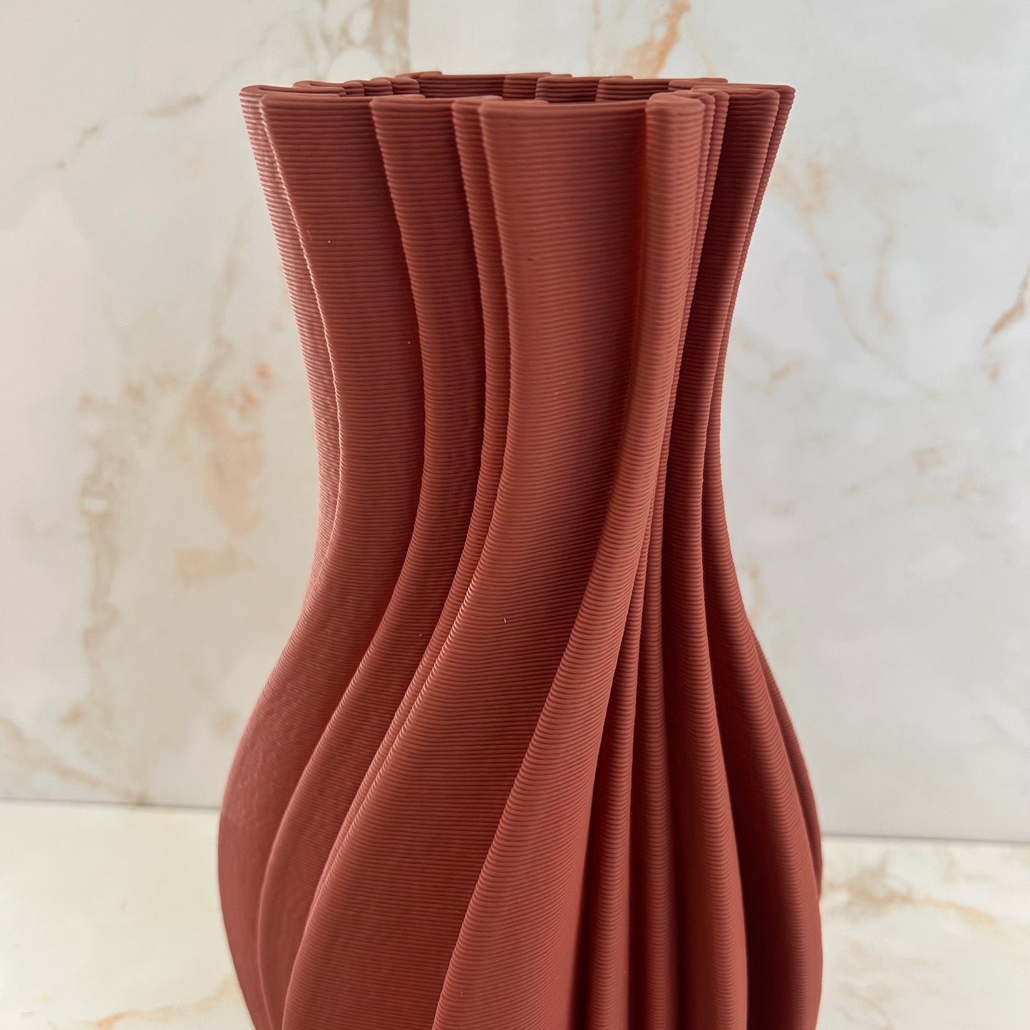 Moderne design vaas terracotta – organische ribbelvorm