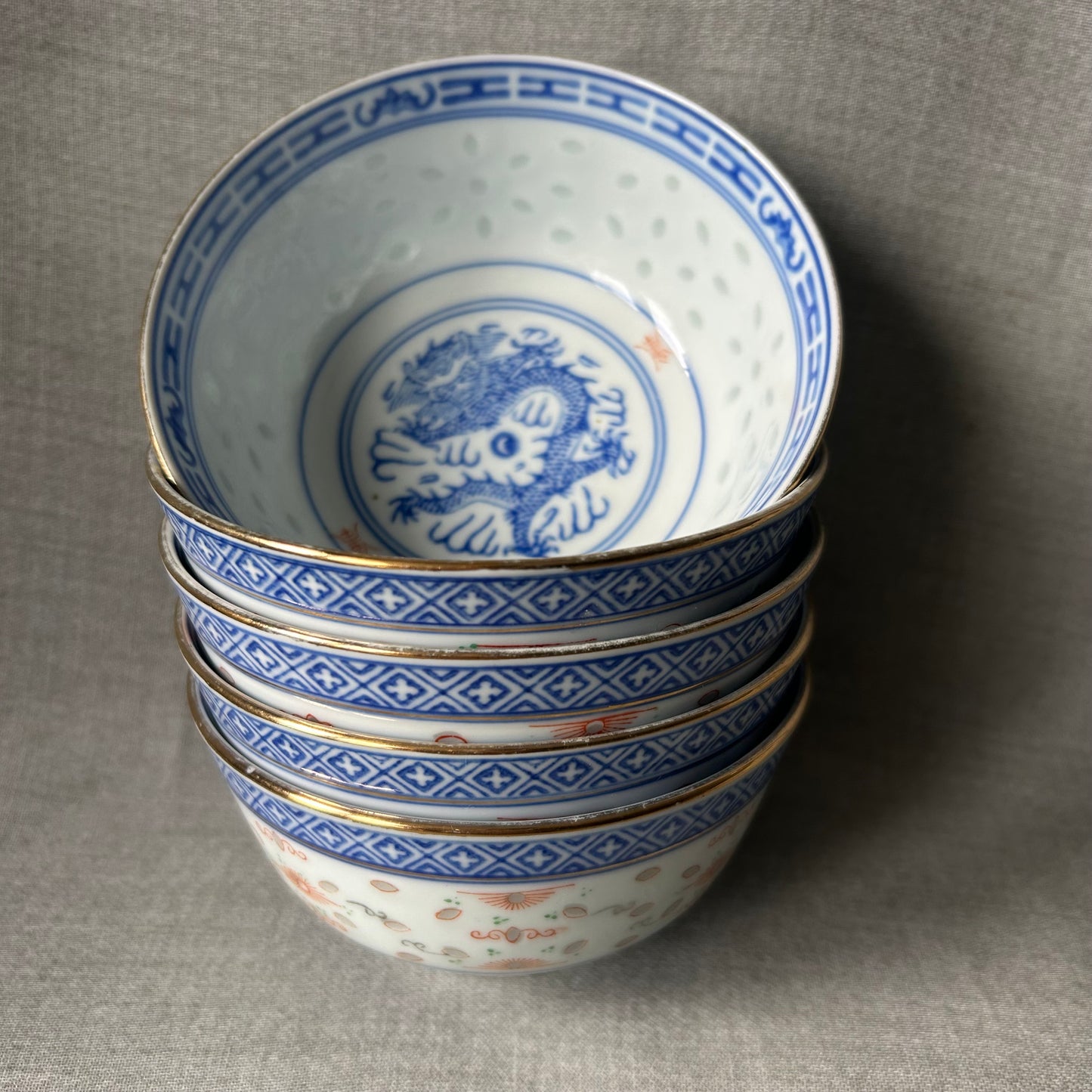 5 Chinese Jingdezhen porseleinen kommen met een rijstkorrelmotief en drakenversiering.