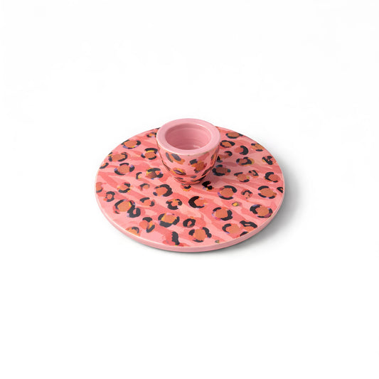 kaarsenhouder op schotel met speels luipaardpatroon in zacht roze.